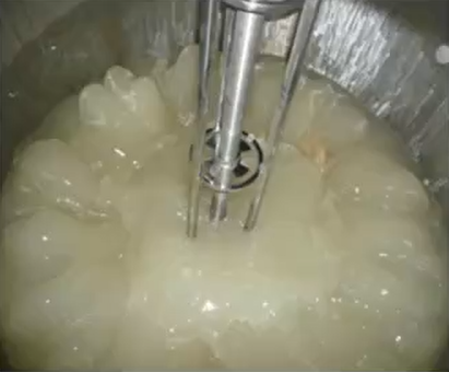 傳統分散往往需要高剪切分散機輔助混合 傳統分散往往需要高剪切分散機輔助混合